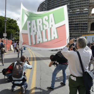 Farsa Italia via crucis