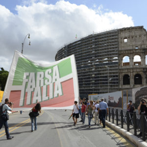 Farsa Italia via crucis