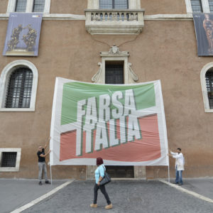 Farsa Italia via crucis