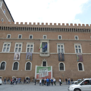Farsa Italia via crucis
