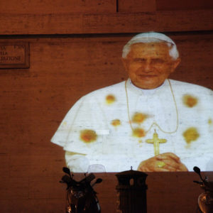Il Papa macchiato